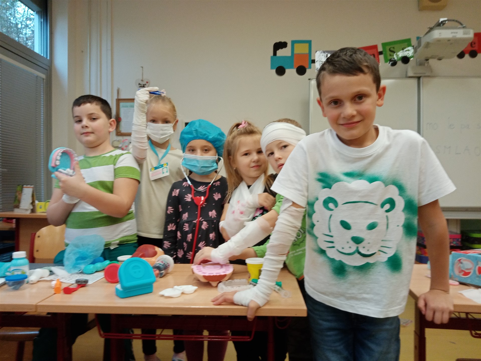 KDO SI HRAJE, NEZLOBÍ 